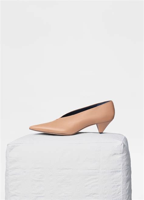 Soft V Neck Pump in nappa lambskin 